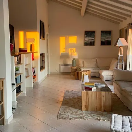 Bougainville Semesterbostad *